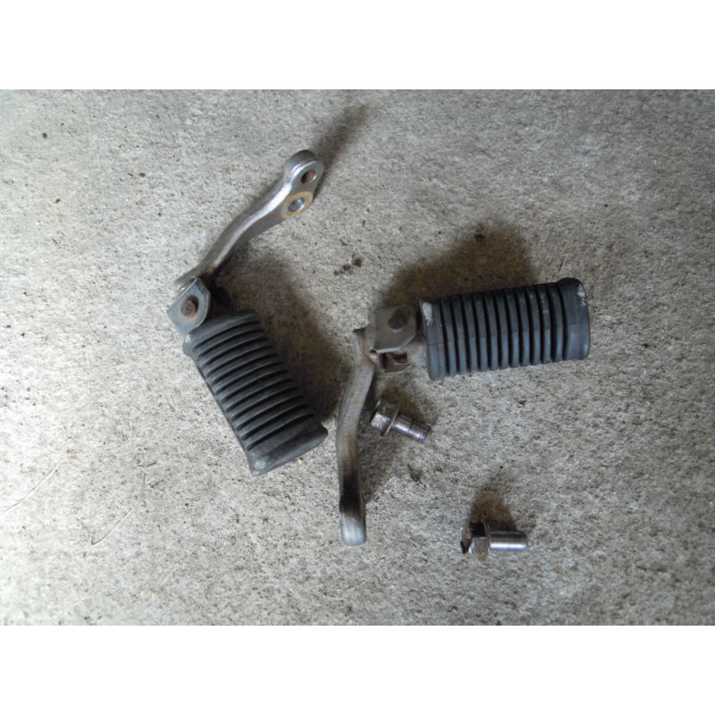 Suzuki GN 125 Nóżki boczne przód  oryginał