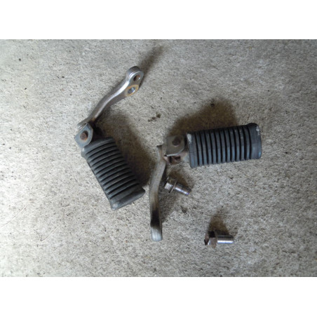 Suzuki GN 125 Nóżki boczne przód  oryginał