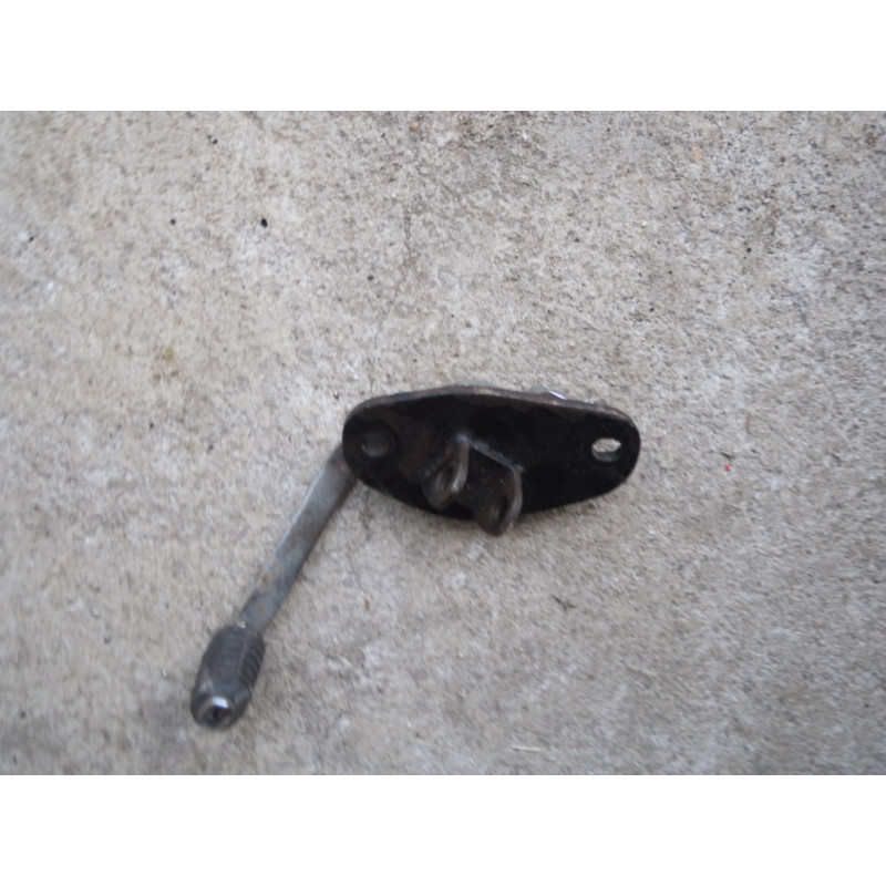 Hyosung GA 125 Cruise II uchwyt podnóżka lewy dzwignia zmiany biegów